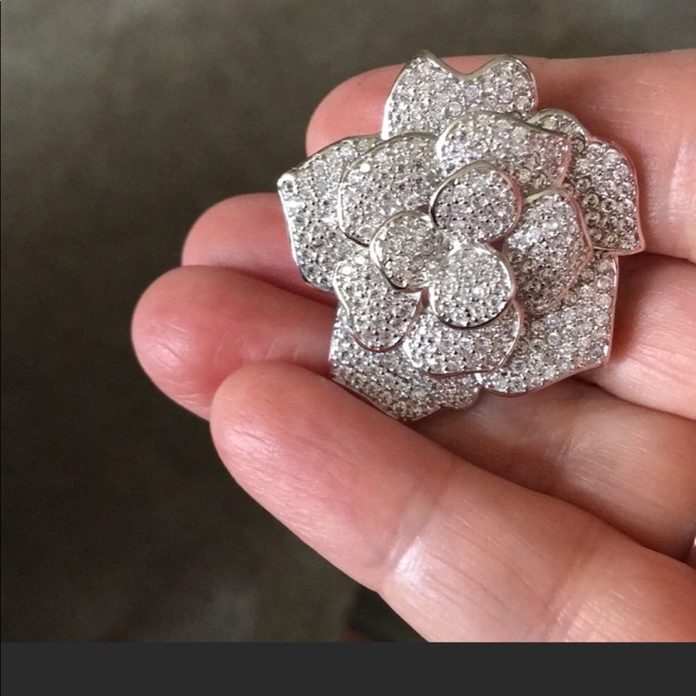 Beautiful CZ Pave Diamond brooch 
Beautiful sparkling Brooch